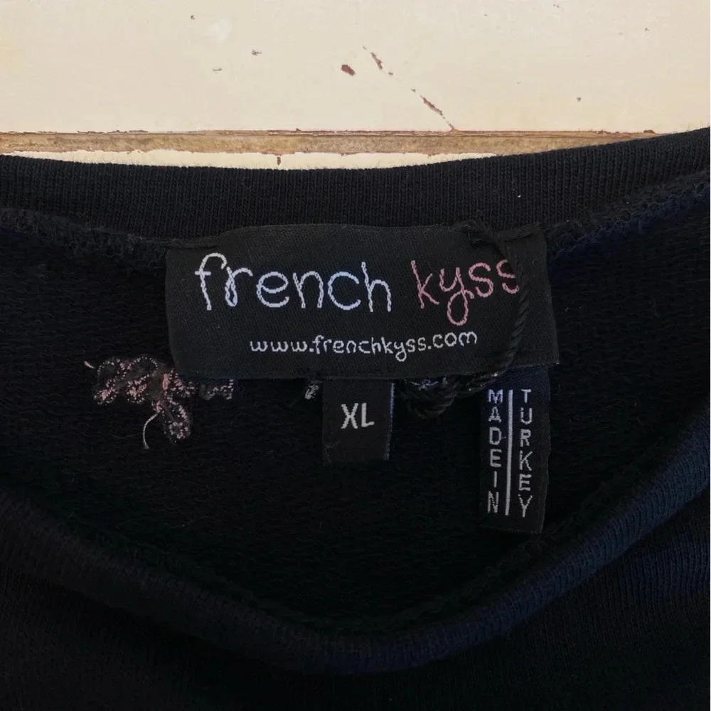 French Kyss Embroidered Lip Graphic Top Women’s XL Novelty Print - Picture 6 of 7